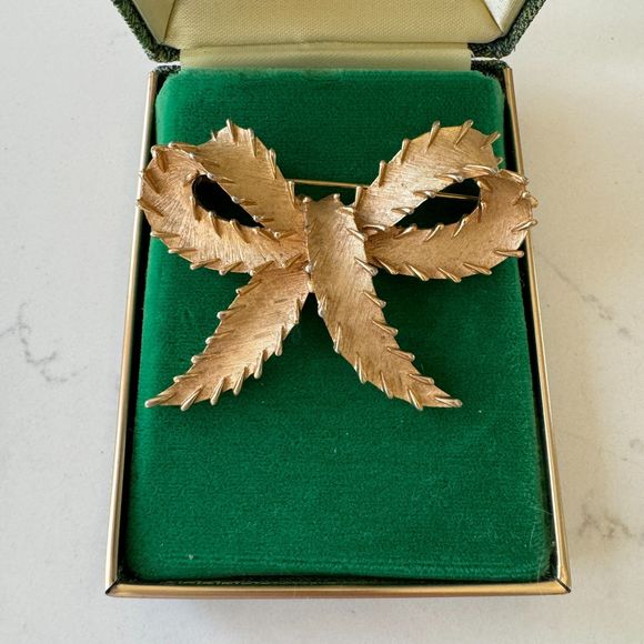 Vintage 1960s Crown Trifari Textured Gold Bow Brooch With Stitch Detail - Picture 2 of 9